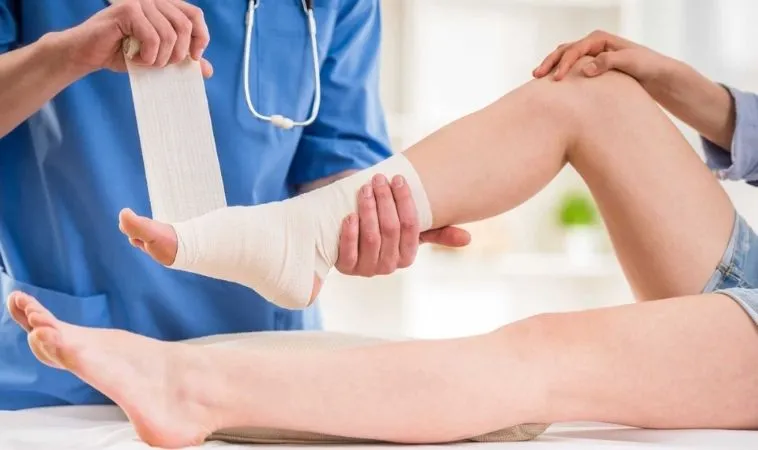 Tìm Hiểu Làm Gì Khi Bị Lật Sơ Mi Cổ Chân? Mẹo Xử Lý 2 Điều trị lật sơ mi cổ chân